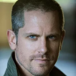 Jonno Roberts 飾演 Jake Hunt