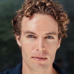 大衛·謝洛·詹姆士 飾演 Brad