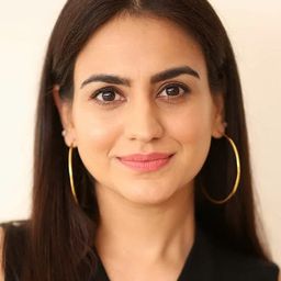 Aksha Pardasany 飾演 Jia