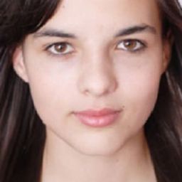 Paula Knüpling 飾演 Maria