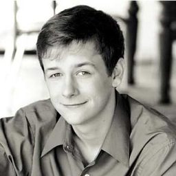 Dominic Dierkes 飾演 Charlie Day