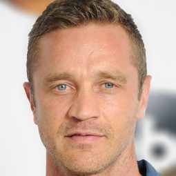 戴文·沙瓦 飾演 Alex Browning