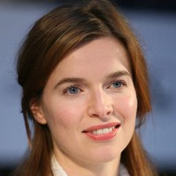 夏可拉·露坦 - 每個人都成名演員 飾演Debbie