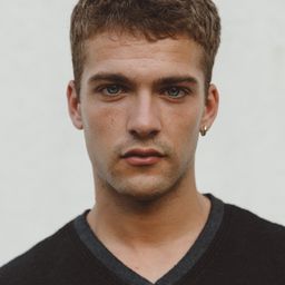 Jon Lukas 飾演 Zev