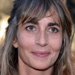 Emmanuelle Bach 飾演 Natacha Descombes