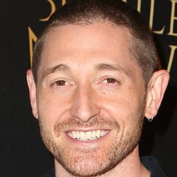 盧卡斯·內夫 飾演 Donny (voice)