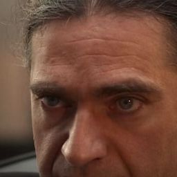 Christophe Bier 飾演 Frank