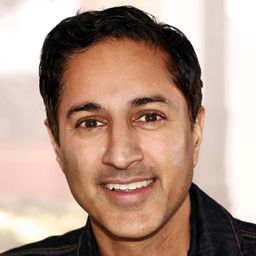 茂利克·潘喬利 飾演 Thea Perlman