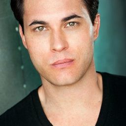 Elias Cecil 飾演 Florian