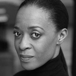 Dawn Hope 飾演 Sarah