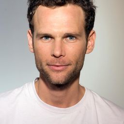 Oded Menaster 飾演 Smotrich