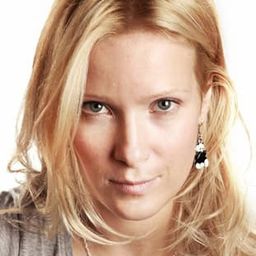 Anna Slyusareva 飾演 