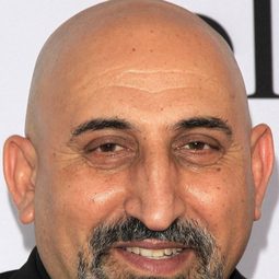 Marco Khan 飾演 Khan