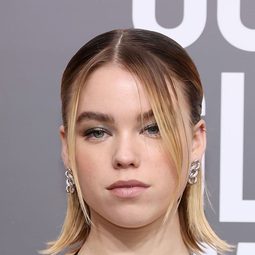米莉·阿爾柯克 飾演 Kara Zor-El / Supergirl
