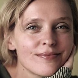 Silke Jandl 飾演 Gäste Weinlese