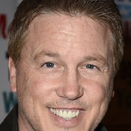 勞區·繆洛 飾演 Robert