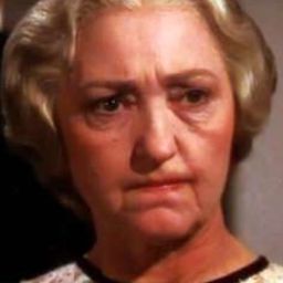 Leona Roberts 飾演 Passenger