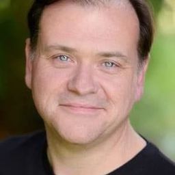 Nick Owenford 飾演 Office Associate