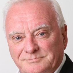Ian Rooney 飾演 Cec Drury