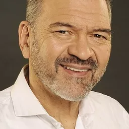 凱撒·波登 飾演 Sergeant Alzamora