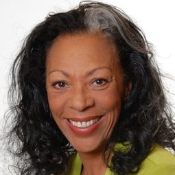 Sloan Robinson - A Christmas Wedding演員 飾演Momma Terry