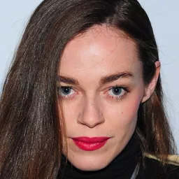 海莉·蓋茲 飾演 Babette