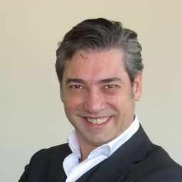 Nicola Luisotti 飾演 Self - Conductor