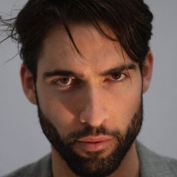 Victor Iván 飾演 Journalist