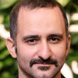 Pouria Rahimi 飾演 Babak's brother