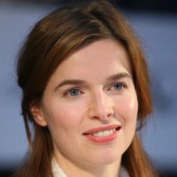 夏可拉·露坦 飾演 Debbie