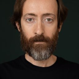 Dinarte Freitas 飾演 Man in Crowd 2