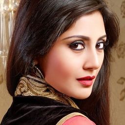 Rimi Sen 飾演 Anjali