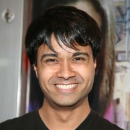Debargo Sanyal 飾演 Tony