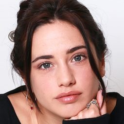 亞希雅·奧提加·利瓦 - 父仇心切演員 飾演Sara