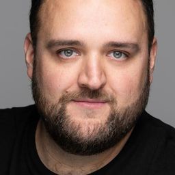 Alan Mehdizadeh 飾演 Monk