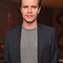 Oliver Johnstone 飾演 Edgar