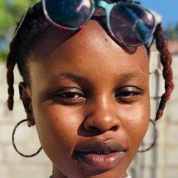 Esther Singini 飾演 Bupe