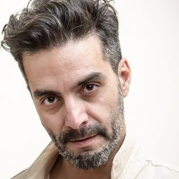 Adrián Navarro 飾演 Lucas