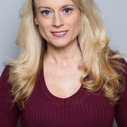 Stacia Crawford 飾演 Busy