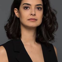 艾百可·圖藍 飾演 Firdevs Taheri