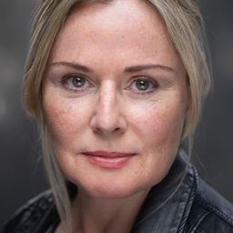 Heather Craney 飾演 Cashier