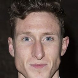 Joshua Lacey 飾演 Goods / Fellowship/Senses & Wits (Sensuality)