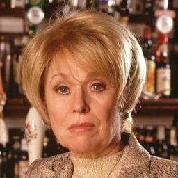 Barbara Windsor 飾演 Snow Queen Boss