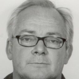 Trond Brænne 飾演 Far