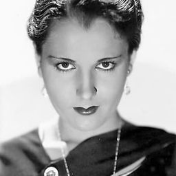 Lita Chevret 飾演 Showgirl (uncredited)