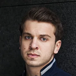 埃丁·哈薩諾維奇 飾演 Tjaden Stackfleet