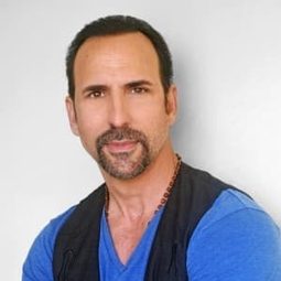 Oscar Torre - 醉爆伴郎團3演員 飾演Officer Vasquez