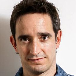 Nicolás Saavedra - 她殺之心演員 飾演Roberto Pumarino