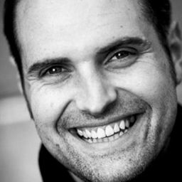 Gerry McLaughlin - Glasgow Girls演員 飾演Police Officer