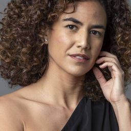 Bárbara Colen 飾演 Woman in Bus